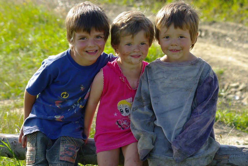 Як живуть маленькі гуцули: унікальний репортаж про дітей Карпат VoC8JmeOTUk
